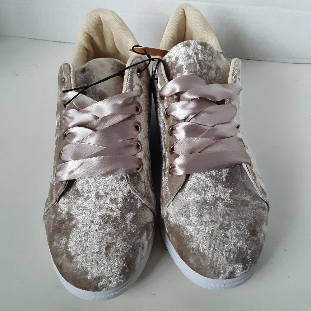Soho Velor Velvet Women's Sneaker size 10M